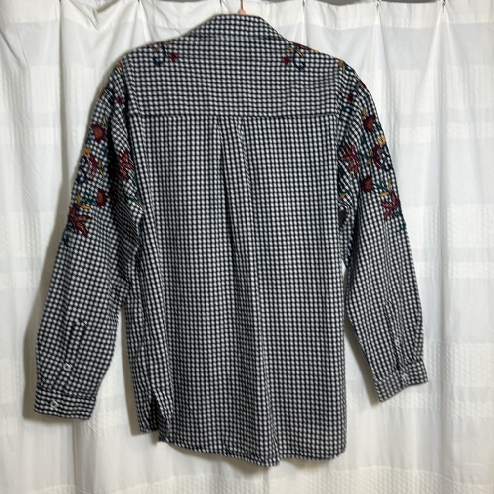 BeachLunchLounge Gingham Button Down With Floral Embroidery - Picture 3 of 6